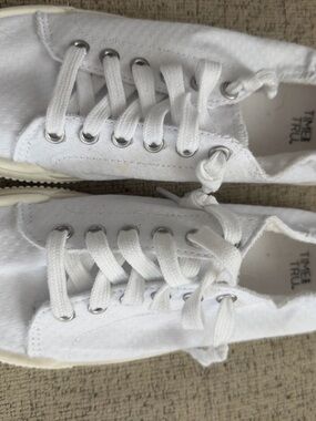 Time and Tru White Low-Top Lace-Up Sneakers